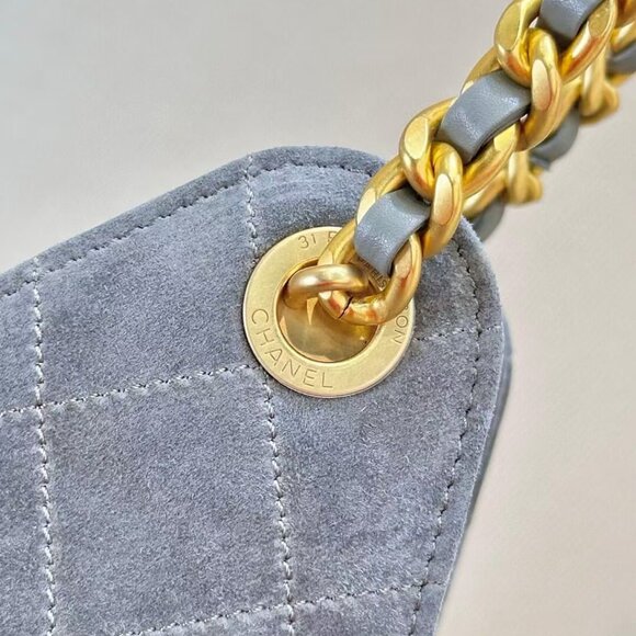 Classic CHANEL Bag: A Stylish and Versatile Choice for Elegance - Picture 7 of 8